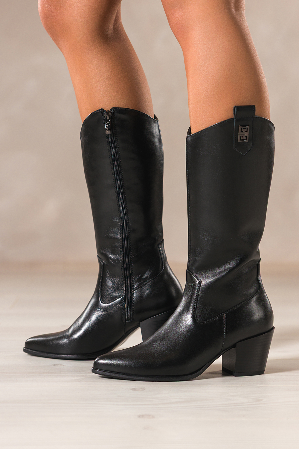 Czarne kozaki skórzane damskie kowbojki na szerokim ściętym klocku stalowa ozdoba PRODUKT POLSKI Casu 29844