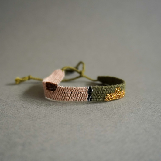 Tkana bransoletka z nici dla miłośników lasu i kolorów ziemi