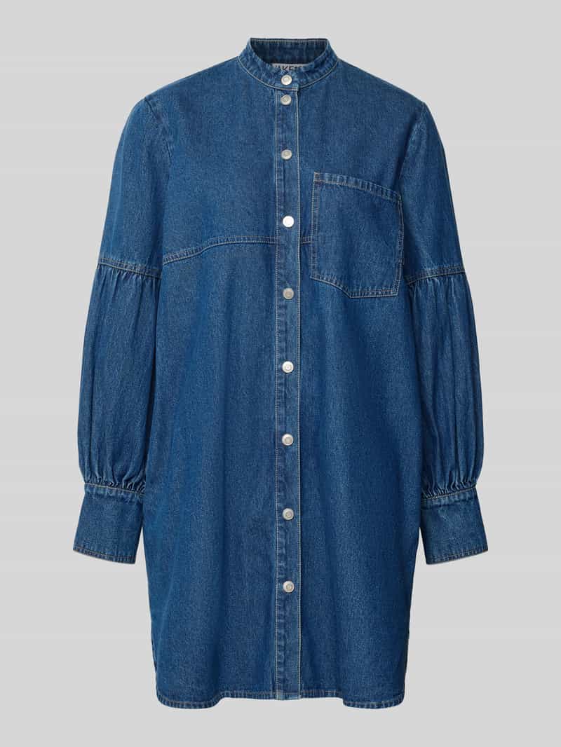 Sukienka jeansowa o długości do kolan z kieszenią na piersi