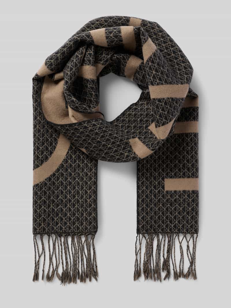 Szal z wystrzępieniami