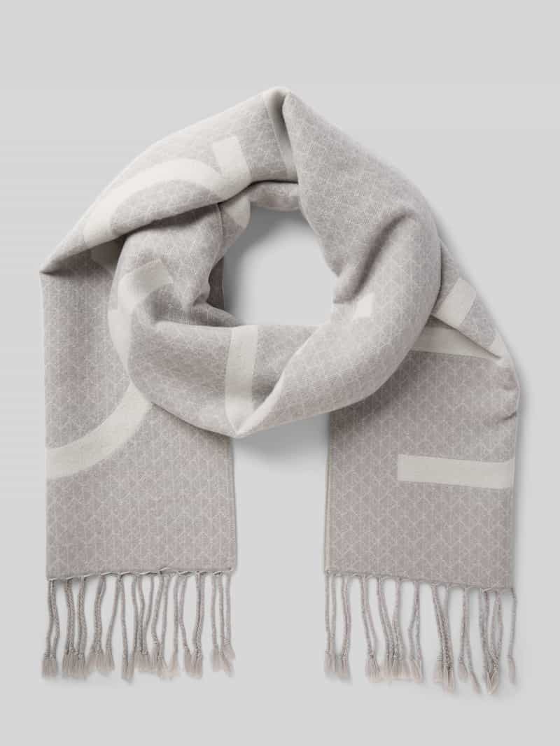 Szal z wystrzępieniami