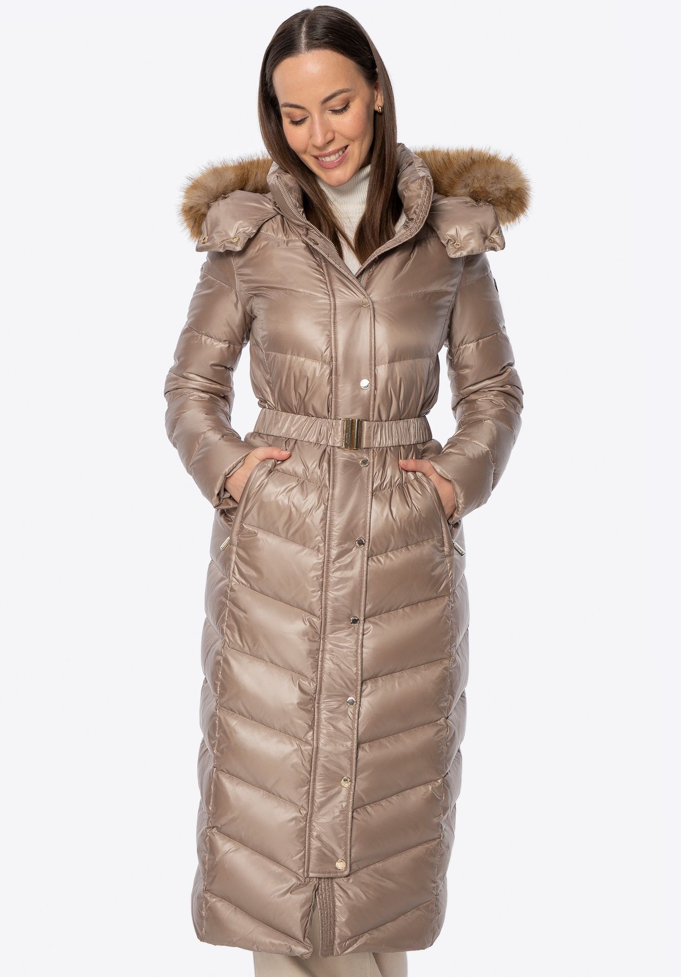 Pikowany damski płaszcz z naturalnym puchem beżowy