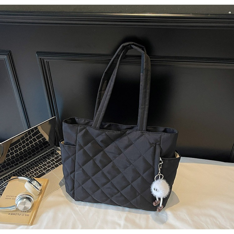 TEMU Damska Torba Tote z Dużą Pojemnością, Pikowana, Zapinana na Zamek i z Zawieszką w Kształcie Zwierzęcia - Lekka Nylonowa Torebka, Złote Elementy