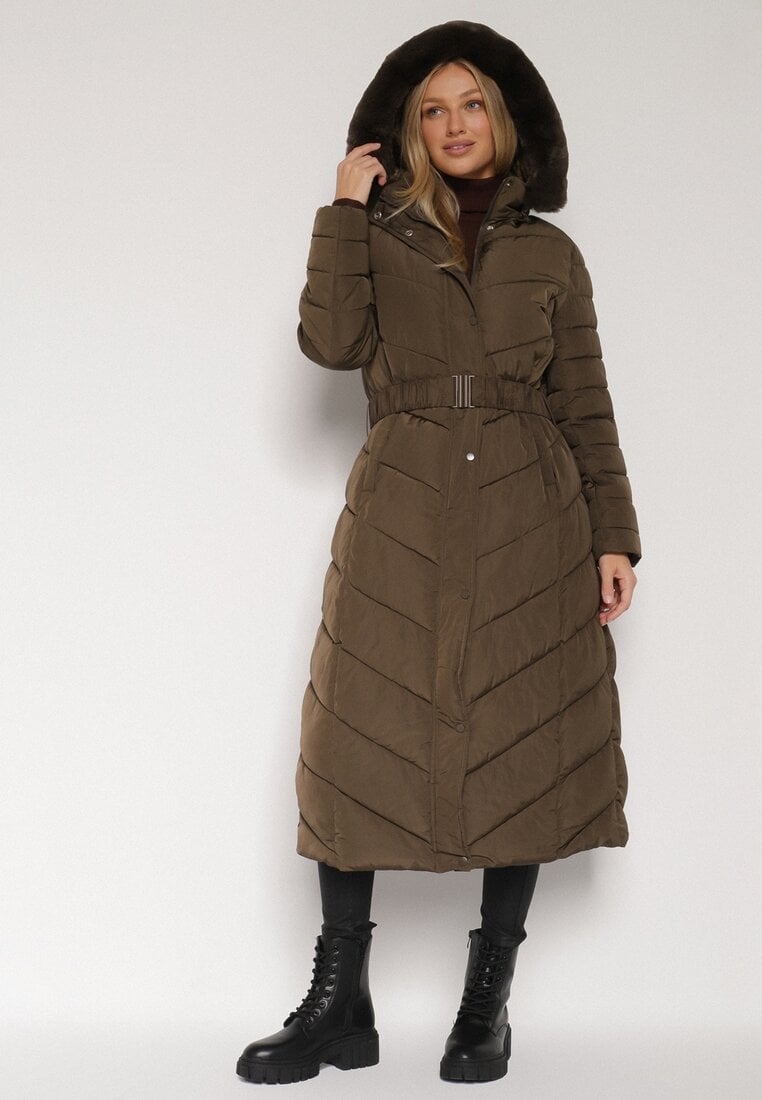 Ciemnozielona Długa Kurtka Zimowa z Pikowaniem Paskiem i Kapturem z Futrem Retilma