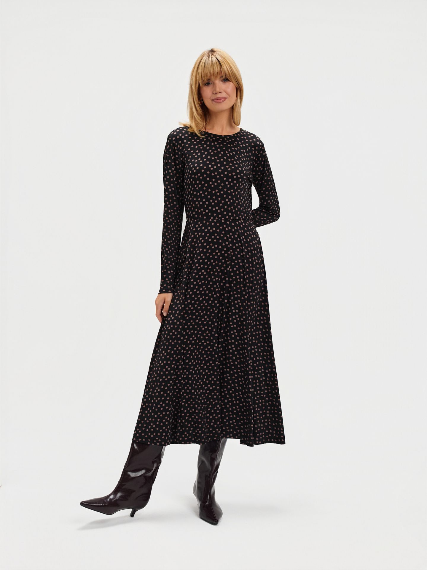 Sukienka w groszki z plisowanym dołem