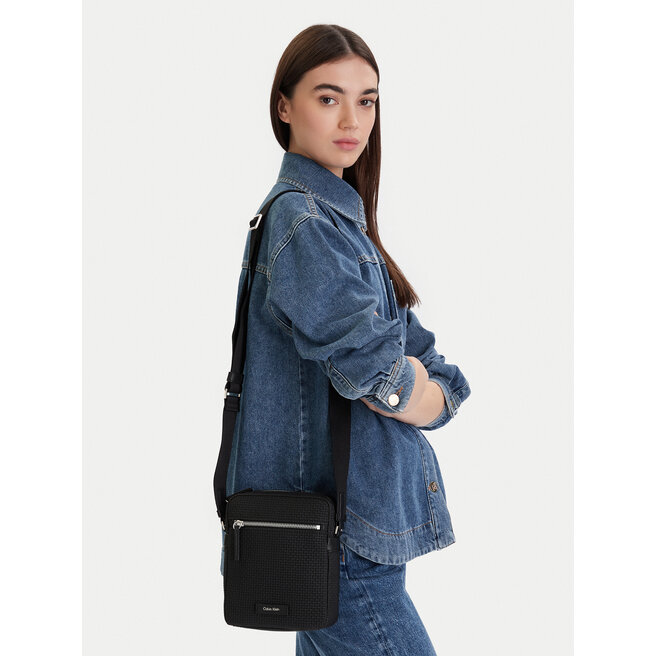 Saszetka Calvin Klein Embossed Woven Reporter LV04D3208G Czarny