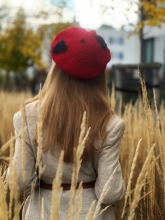 Beret czerwony z czarnymi serduszkami