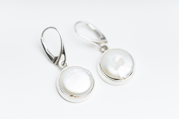 Srebrne Kolczyki z Perłami w Stylu Nowoczesnym