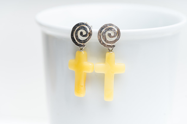 Kolczyki krzyżyki busztynowe mleczne