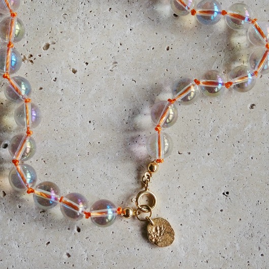 Naszyjnik z kryształu górskiego na pomarańczowej nici