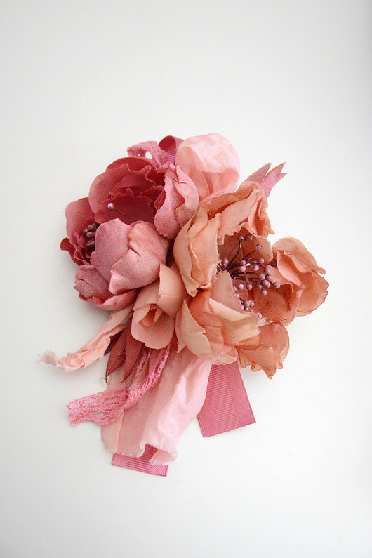 Broszka z jedwabnymi kwiatami w kolorach dojrzałej brzoskwini.