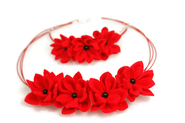 Naszyjnik z bransoletka z czerwonymi kwiatkami