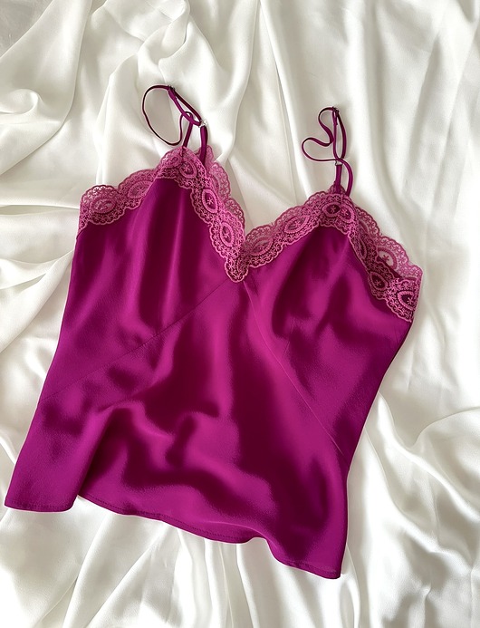 Jedwabny top z koronką i regulowanymi ramiączkami Fuksja Chic