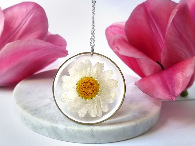 Naszyjnik z prawdziwymi kwiatami margaretki