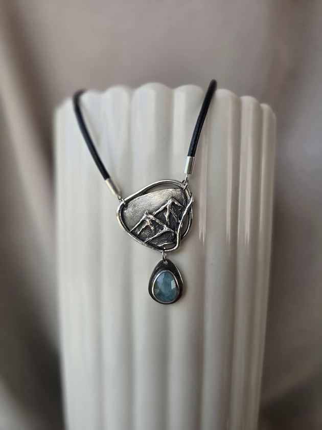 Srebrny naszyjnik z górami i akwamarynem