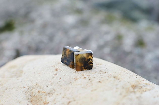 Matowe Kolczyki Sztyfty z Bursztynu Bałtyckiego Kostka