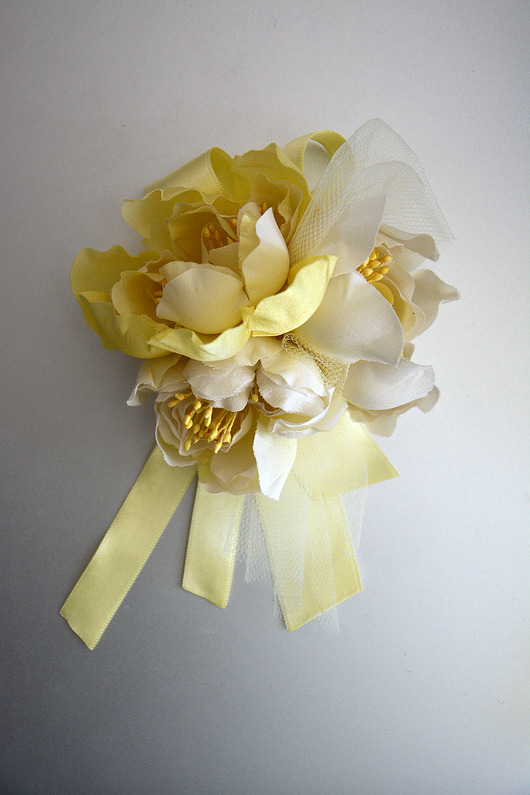 Żółta broszka z jedwabnymi kwiatami