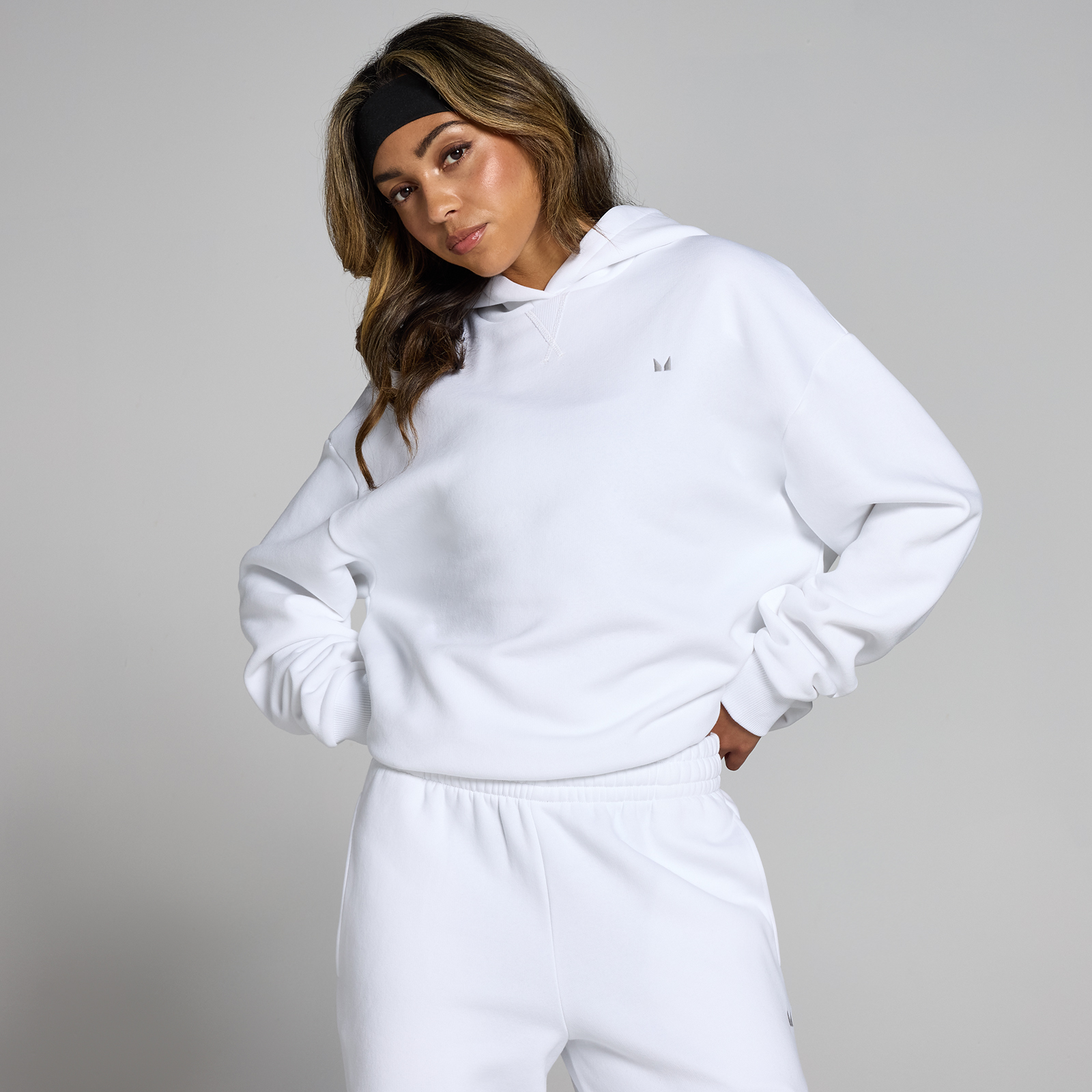Damska bluza oversize z kapturem z kolekcji Basics MP – biała - XS