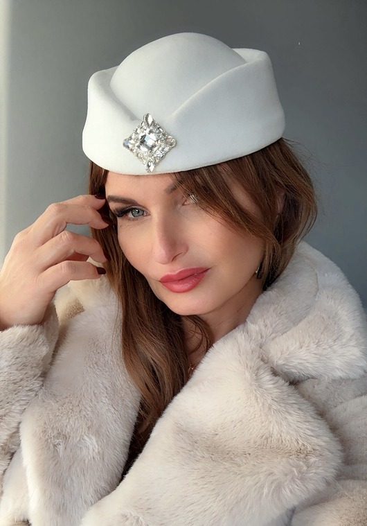 Toczek filcowy / fascynator biały