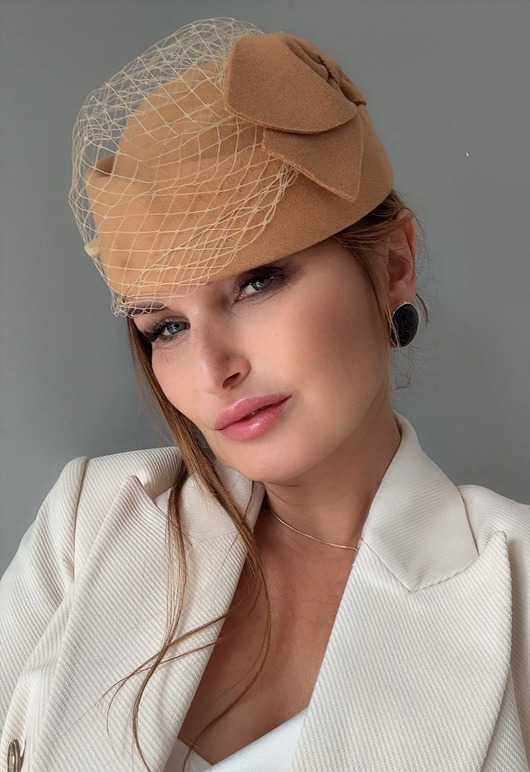 Toczek filcowy / fascynator camel