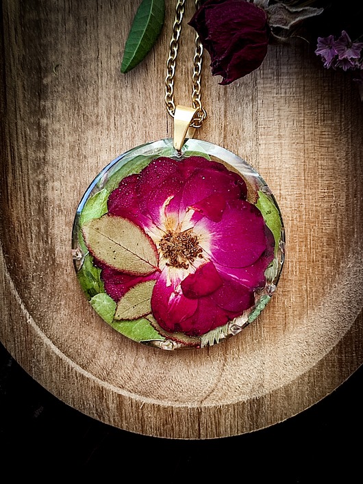 Naszyjnik z prawdziwym kwiatem róży w żywicy