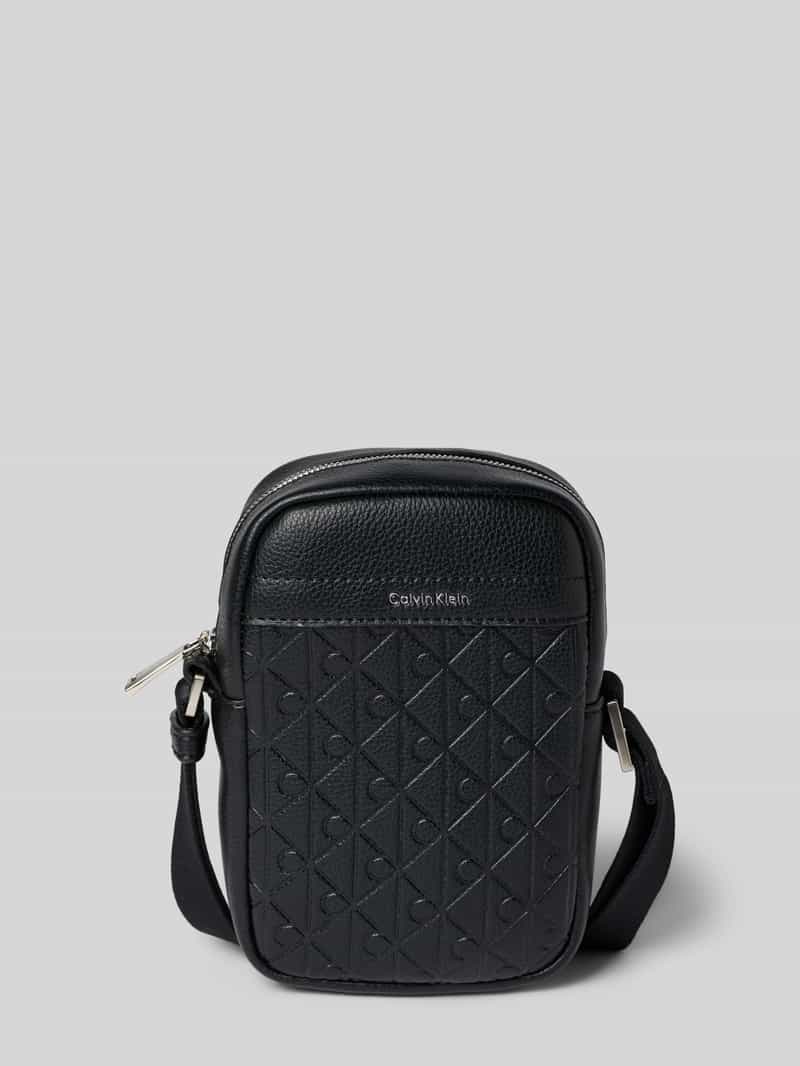 Torba na ramię z pikowaniem i detalem z logo