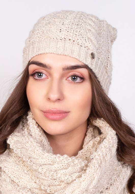Twarzowa czapka w warkoczowy wzór - beż