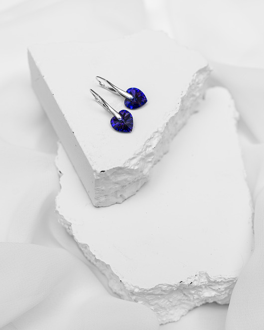 Delikatne kolczyki srebrne z serduszkami Swarovskiego.