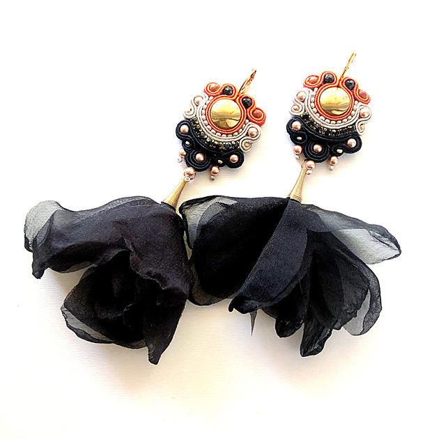 Sutaszowe kolczyki ESPINHO z kwiatami