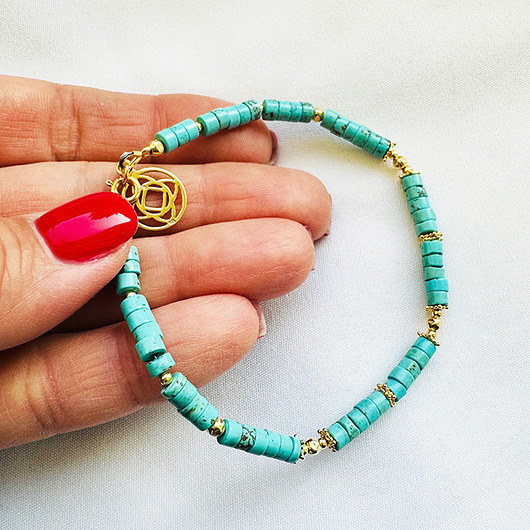 Turkusowa bransoletka z kamieni, złota rozetka