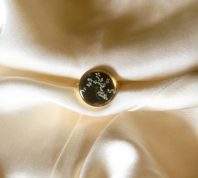 Piękny pierścionek z białymi kwiatami