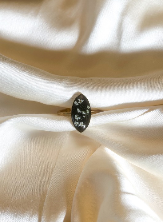 Piękny pierścionek markiza z białymi kwiatami