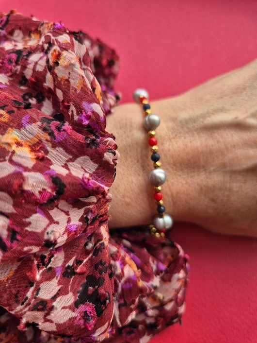 Wzorzysta bransoletka z szarych pereł, korali, szafirów z zawieszką