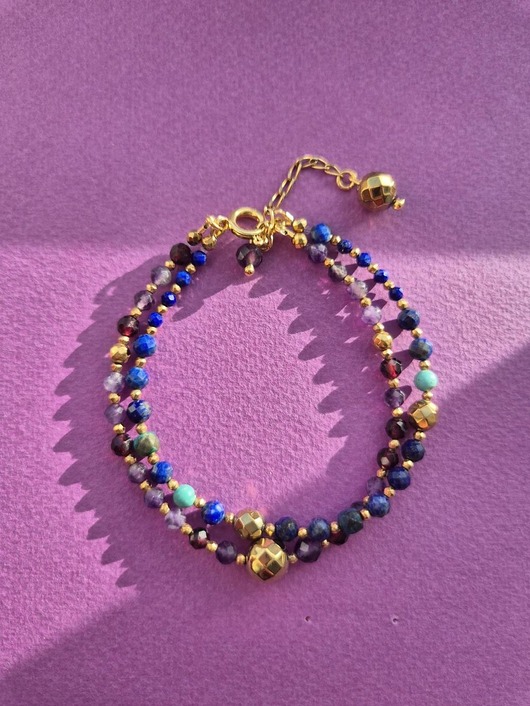 Fioletowo-niebieska bransoletka z ametystów i lapis lazuli z zawieszką
