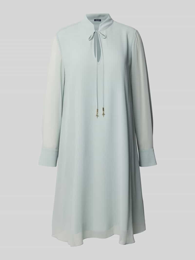 Sukienka o długości do kolan ze stójką model ‘Delilah’