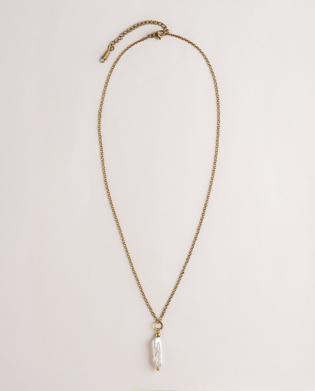 Wisiorek na łańcuszku z podłużną perłą