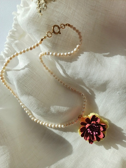 Naszyjnik z pereł naturalnych i aplikacją - kwiatem