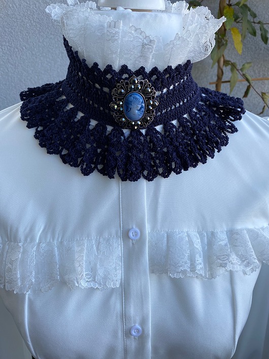 Wiktoriańska koronkowa granatowa kolia z Kameą