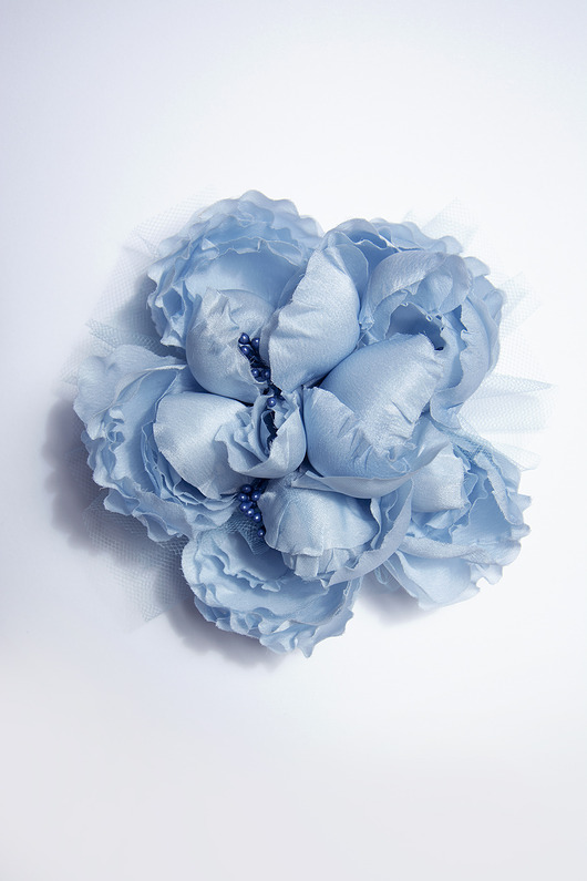 Jedwabna broszka w kolorze dżinsowego błękitu