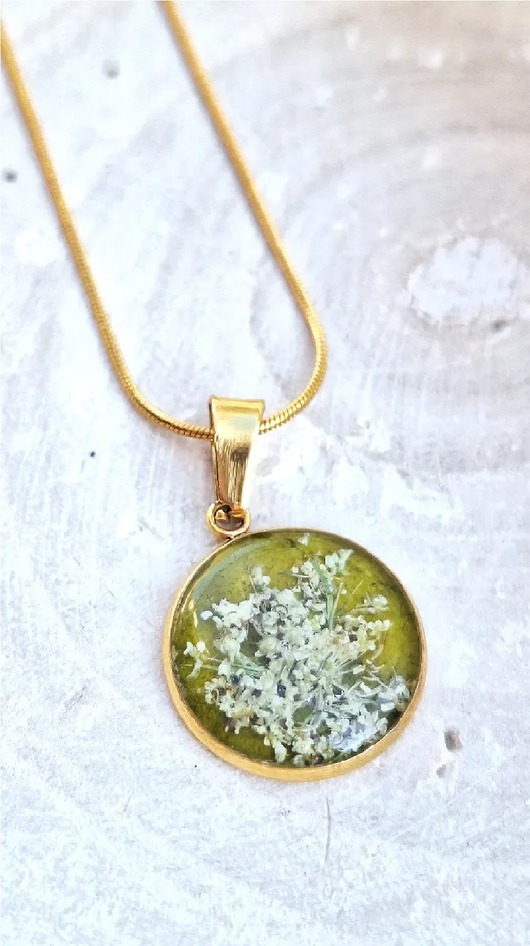 Naszyjnik z kwiatami dzikiej marchwi