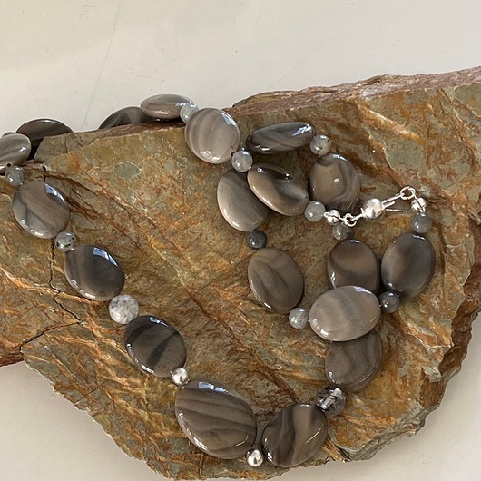 Elegancki Naszyjnik z Kamieniami w Kolorze Taupe/Brązu - Krzemień Pasiasty