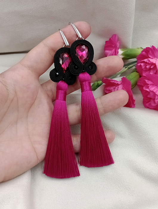Kolczyki z chwostami fuksja, różowe chwosty, czarne klipsy