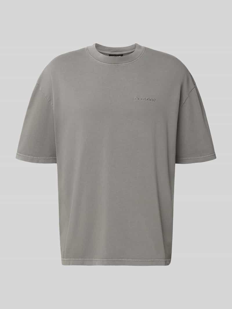 T-shirt o kroju oversized z wyhaftowanym logo