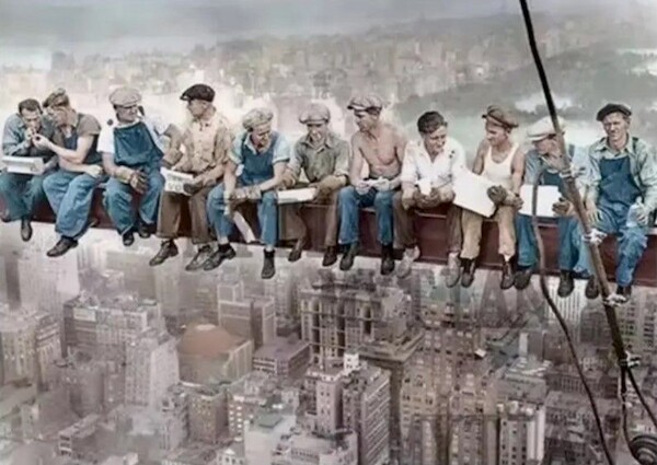 Diamentowa mozaika - Mężczyźni na belce nad miastem