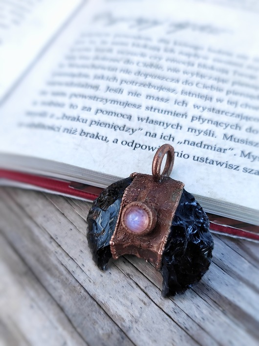 Wisior miedziany lunula obsydian moonstone VI