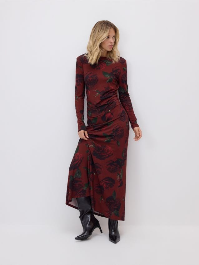 Reserved - Sukienka z nadrukiem w róże - karminowy