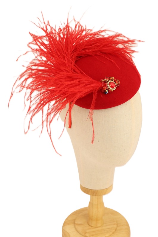 MABEL czerwony toczek z filcu z piórami