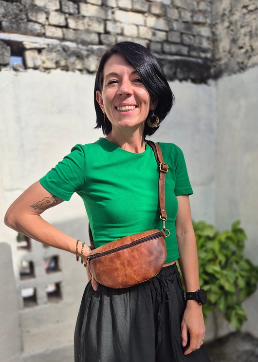 Skórzana nerka Diya ręcznie robiona brązowa kamelowa