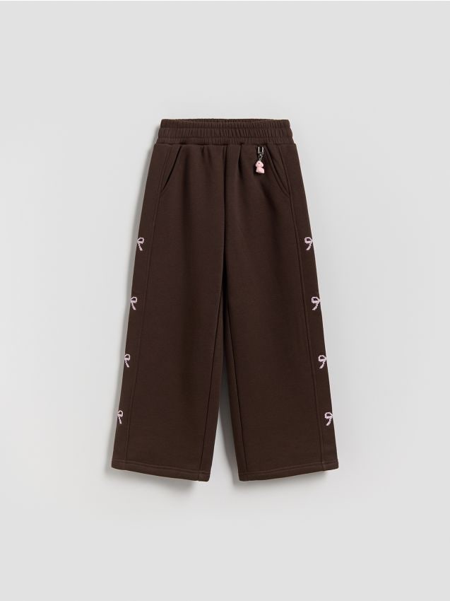 Reserved - Spodnie dresowe z brelokiem - ciemnobrązowy