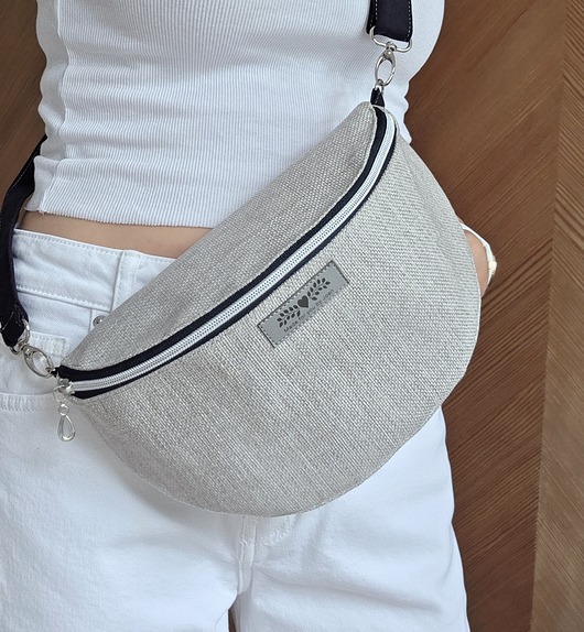Beżowa nerka pleciony materiał boho na ramię